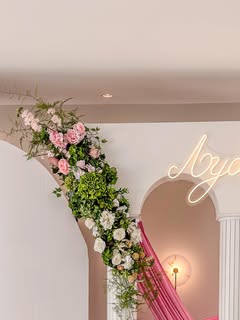 Cvetna girlanda u roze tonovima preko luka — Floral Daydream