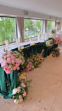 Floralna dekoracija svečanog stola u roze i zelenim tonovima